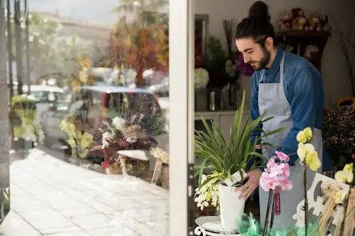 Online Flower Delivery vs. Local Florist: Which is Better? - BLACK AND BLANC 