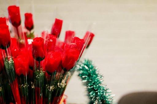 Top 7 Flowers for Christmas Gifts - BLACK AND BLANC 