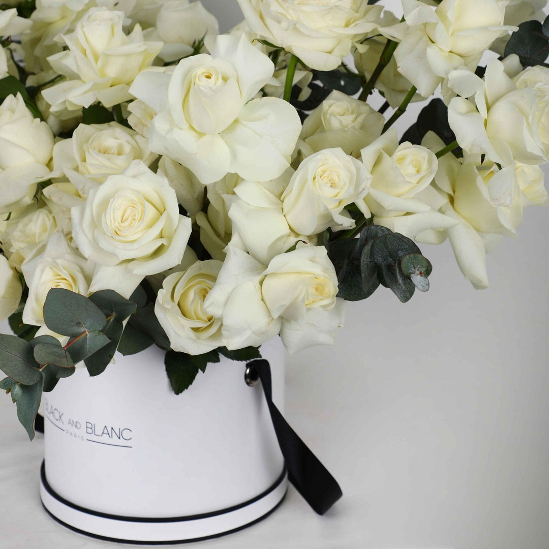 100/101 White Roses in Box - BLACK AND BLANC