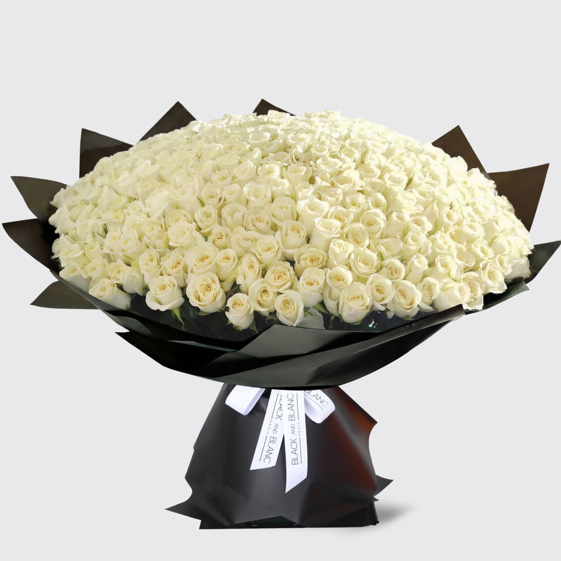 300/301 White Roses Bouquet - BLACK AND BLANC