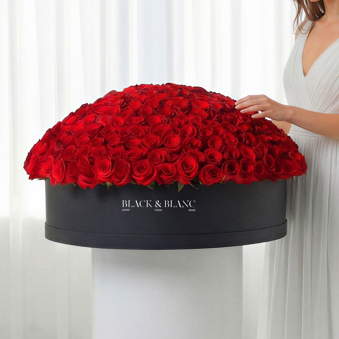 500/501 Red Roses in Extravaganza Box - BLACK AND BLANC