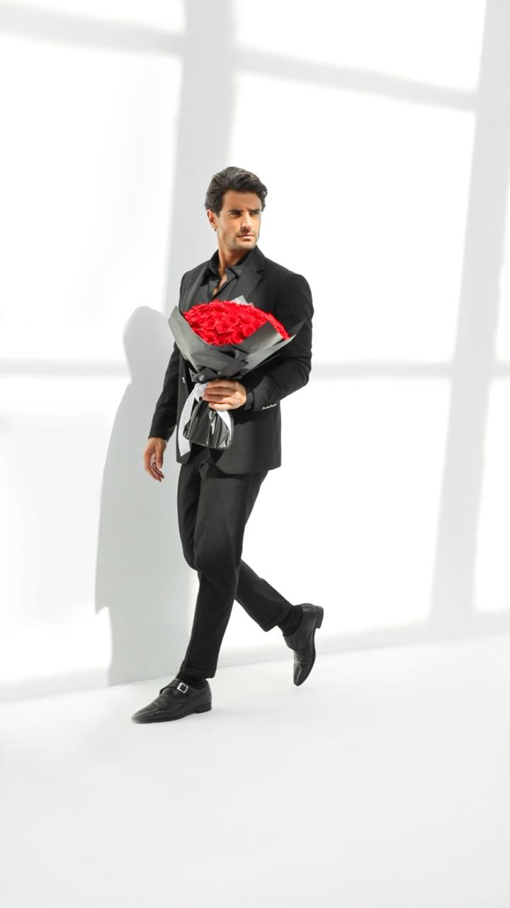 50/51 Red Roses Bouquet - BLACK AND BLANC