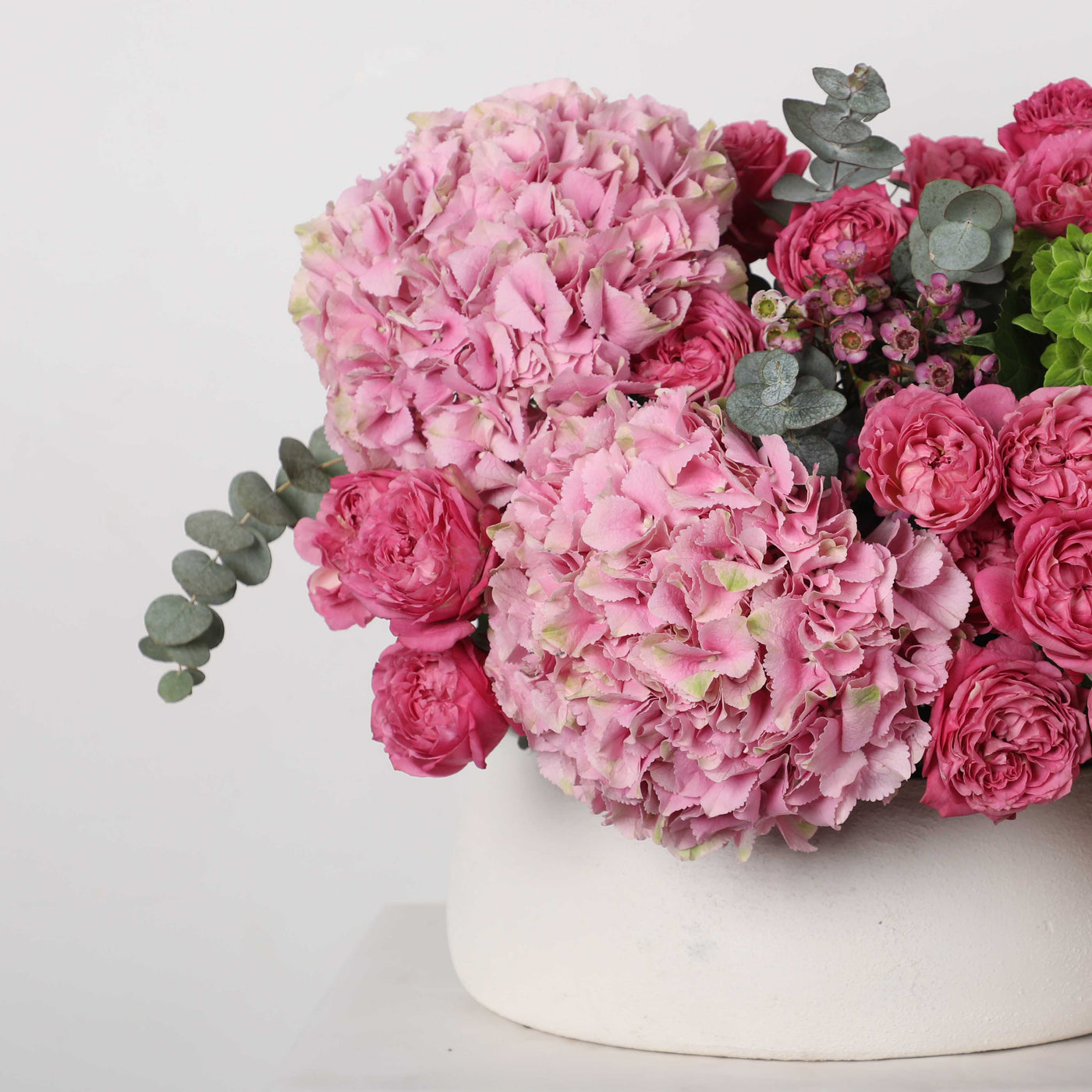 Grandeur Louise Ceramic in Vase - Fresh Flowers