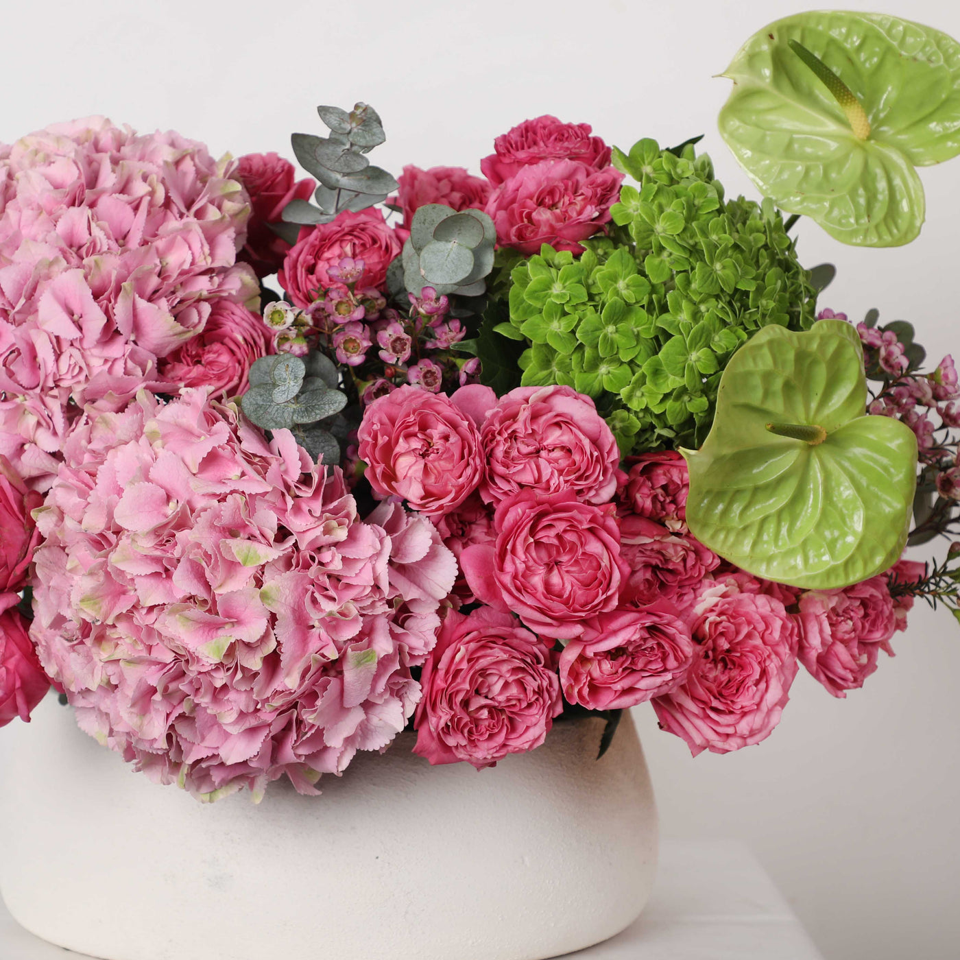 Grandeur Louise Ceramic in Vase - Fresh Flowers