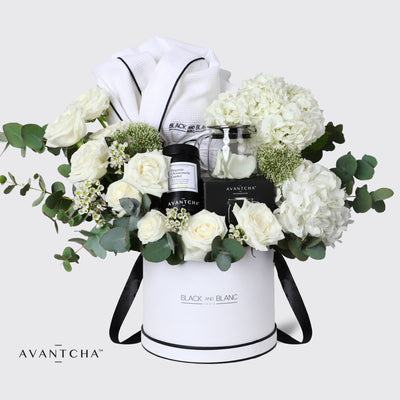 Avantcha Teapot & Tea with BLACK AND BLANC Bathrobe - White - Hamper