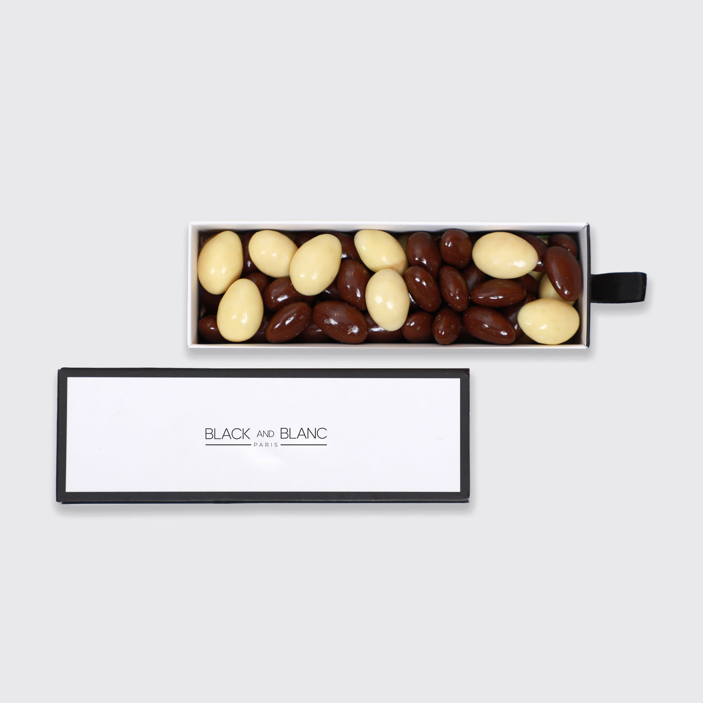 Delicious box of chocolate-covered almonds in dark and white chocolate, Boîte de Chocolat 200 Gram