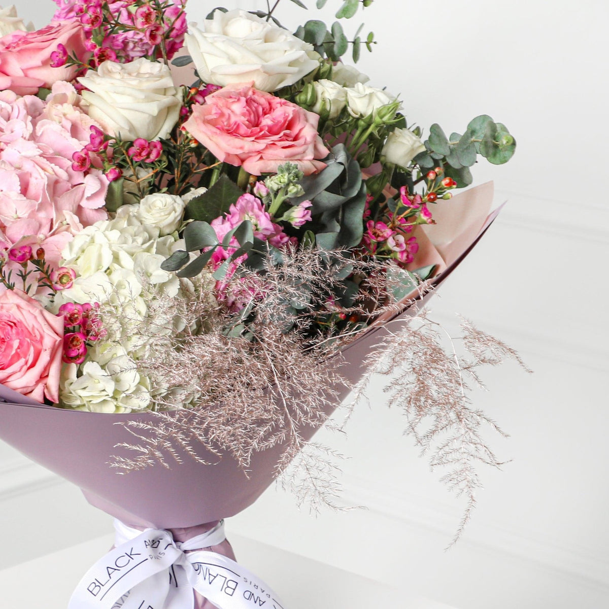 Chloe Bouquet - BLACK AND BLANC