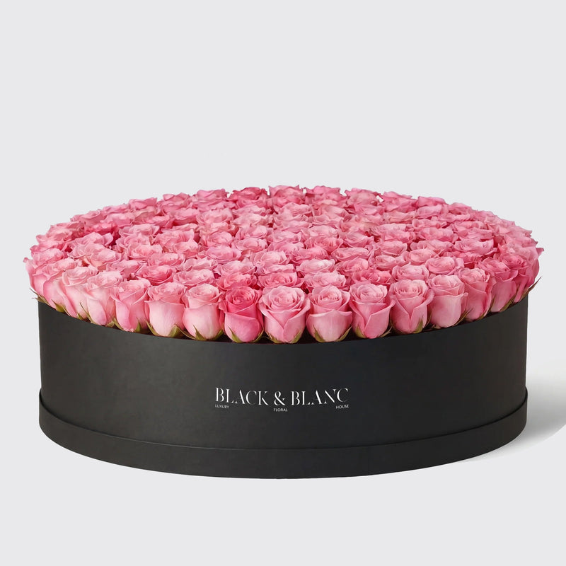 Розовые розы в коробке
