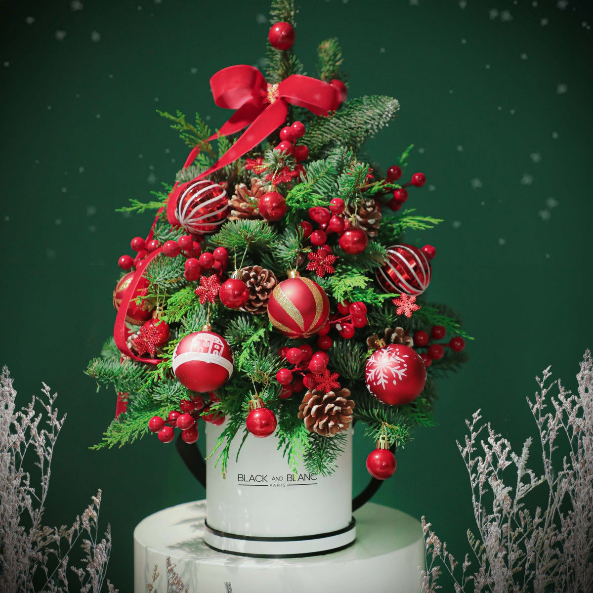 Festive Christmas Tree - Fresh Flowers - BLACK AND BLANC