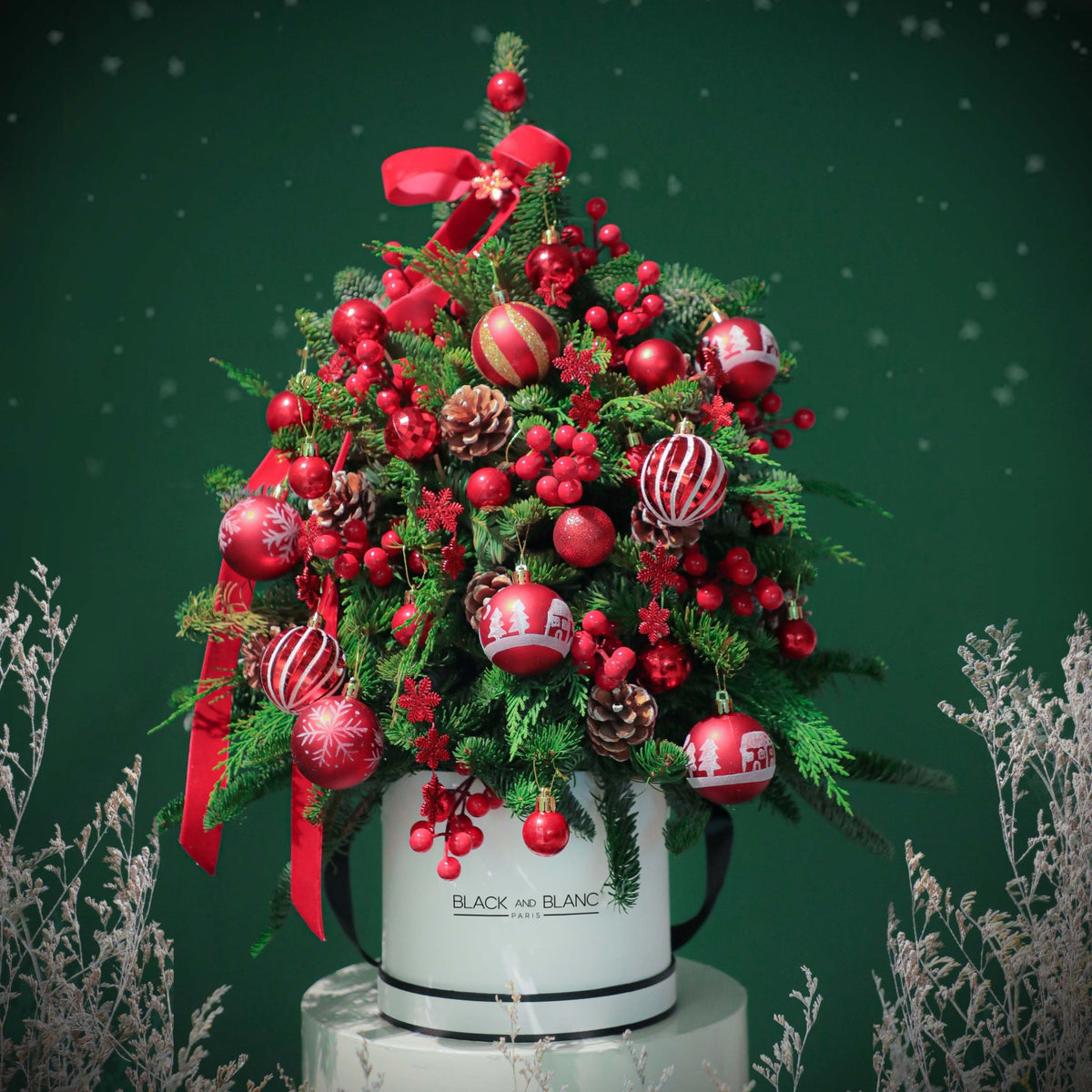 Festive Christmas Tree - Fresh Flowers - BLACK AND BLANC