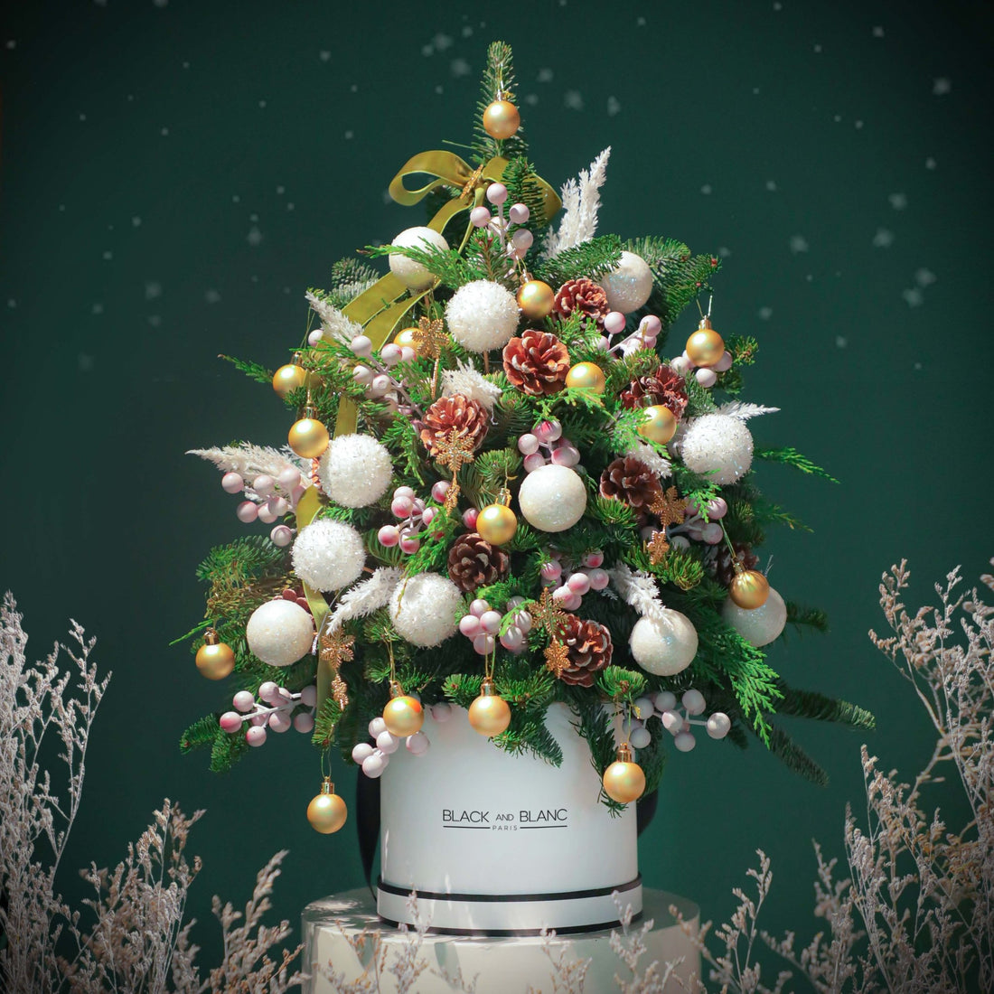 Golden Christmas Tree - Fresh Flowers - BLACK AND BLANC