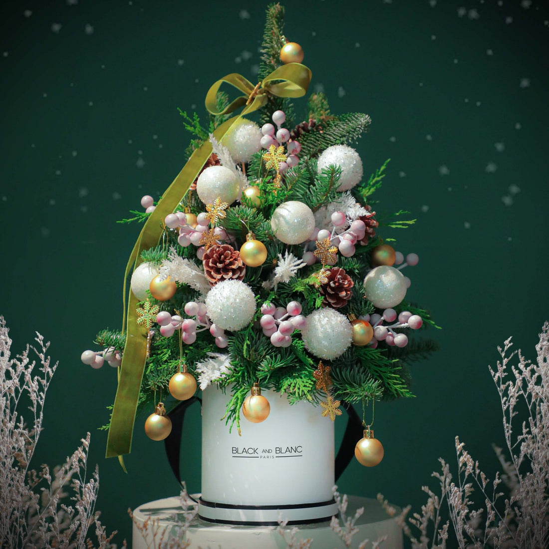 Golden Christmas Tree - Fresh Flowers - BLACK AND BLANC