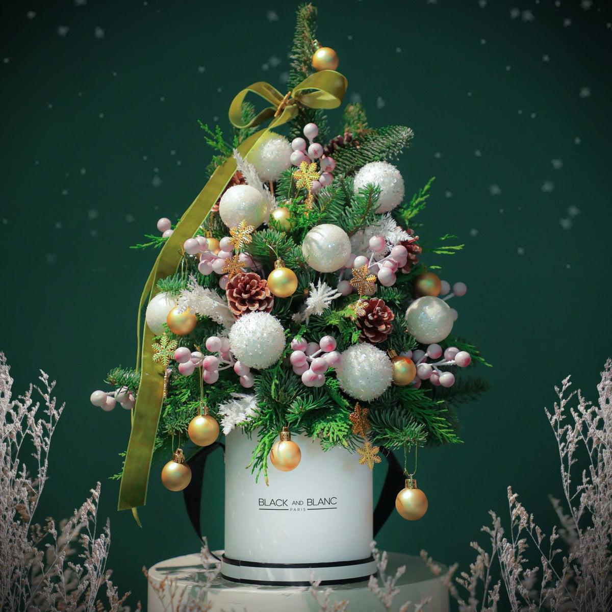 Golden Christmas Tree - Fresh Flowers - BLACK AND BLANC