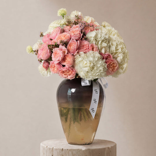 Loulou Roses in Lumiere Vase - BLACK AND BLANC