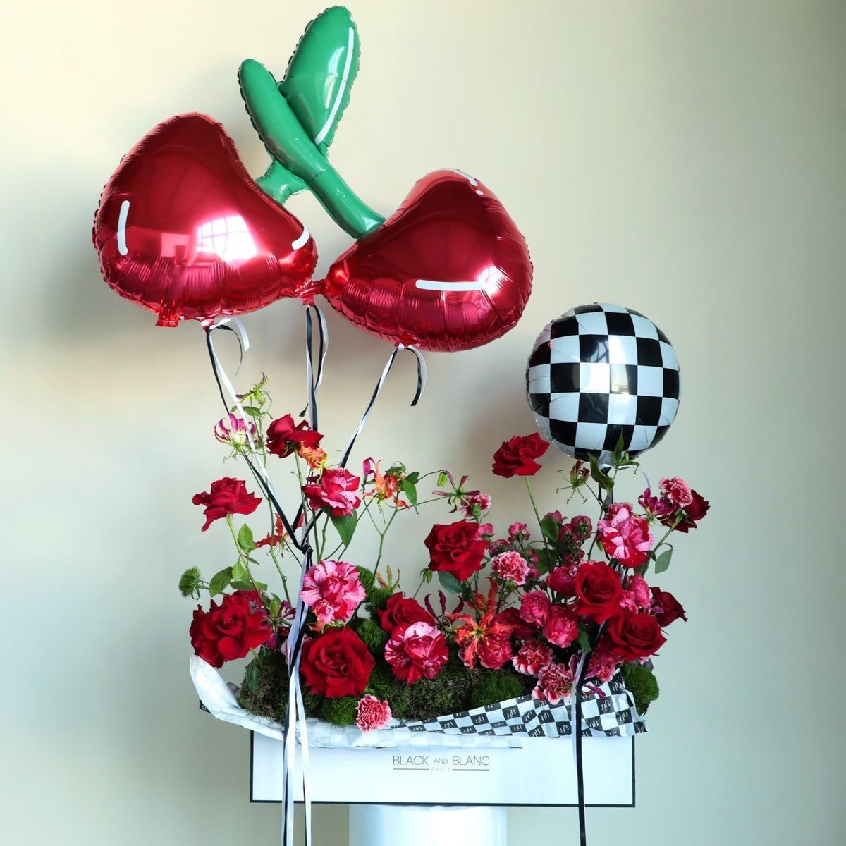 Red Queen in One Meter Box - BLACK AND BLANC
