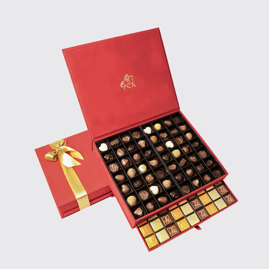 Luxurious Royal Gift Box XL filled with assorted chocolates and a gold ribbon