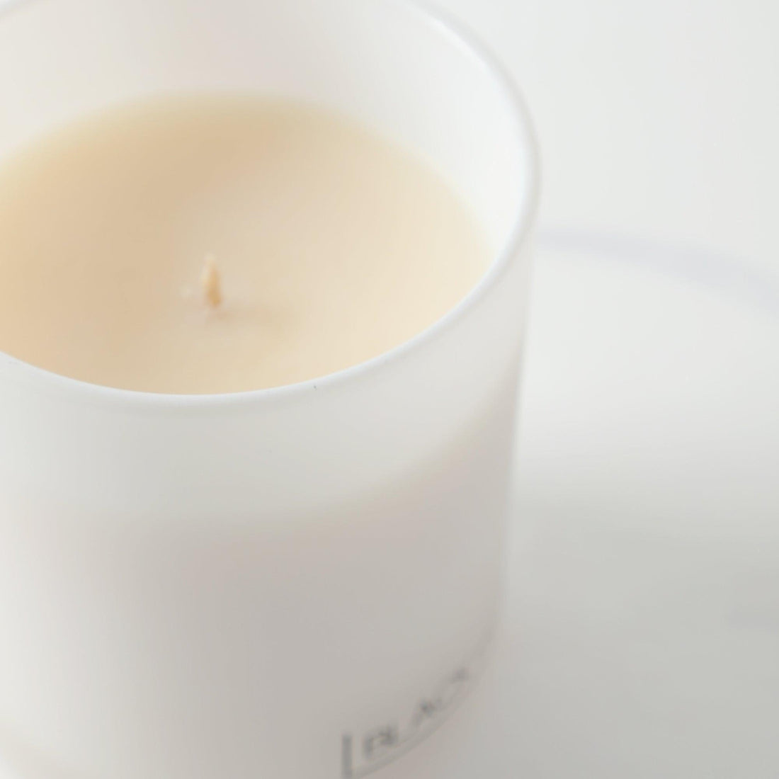 Saffron & Oud Candle - BLACK AND BLANC