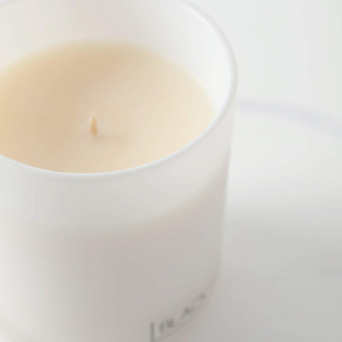 Saffron & Oud Candle - BLACK AND BLANC