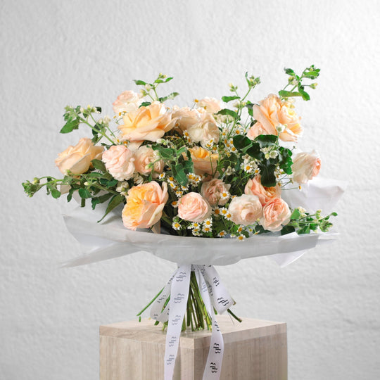 Sunlit Graden Bouquet - BLACK AND BLANC