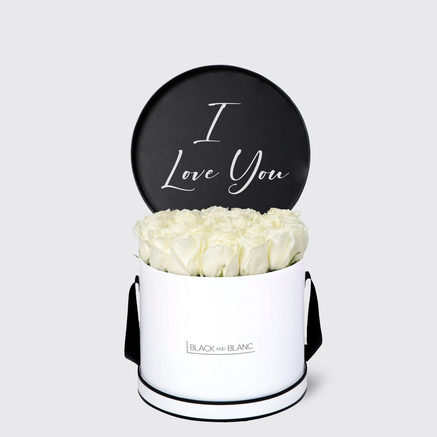 Circular white box with white roses and black disc saying I Love You from Texte De Fleur