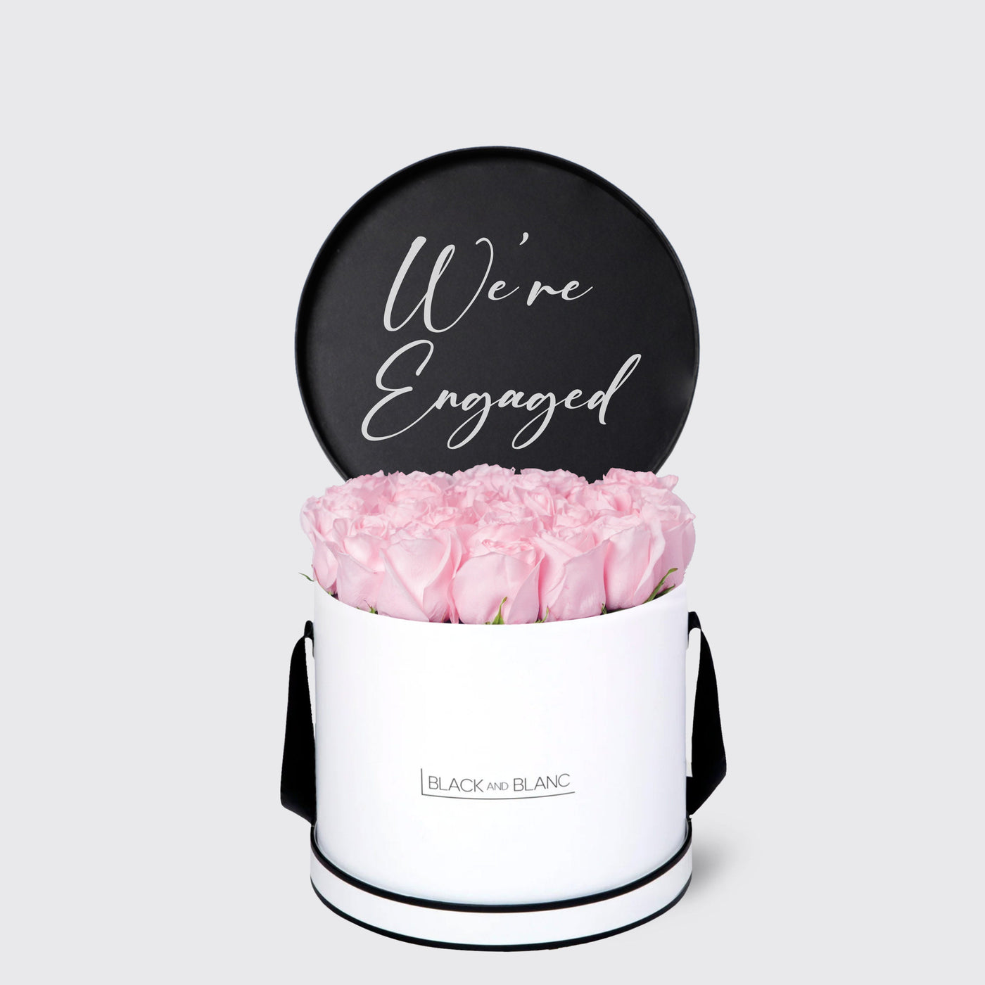 White box of pink roses with a black We’re Engaged sign from Texte De Fleur