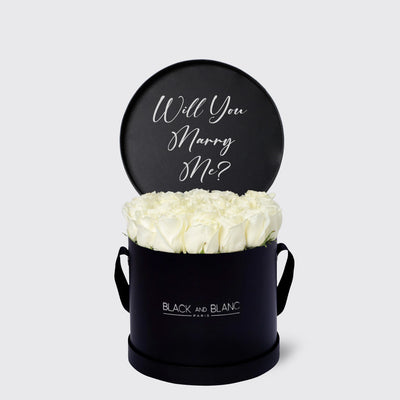 Elegant black box of white roses with a sign asking Will You Marry Me from Texte De Fleur