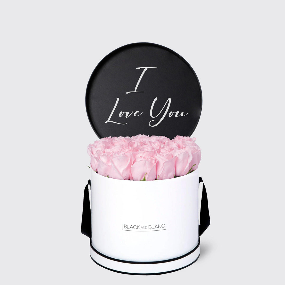 Circular white box with pink roses and a black I Love You disc from Texte De Fleur