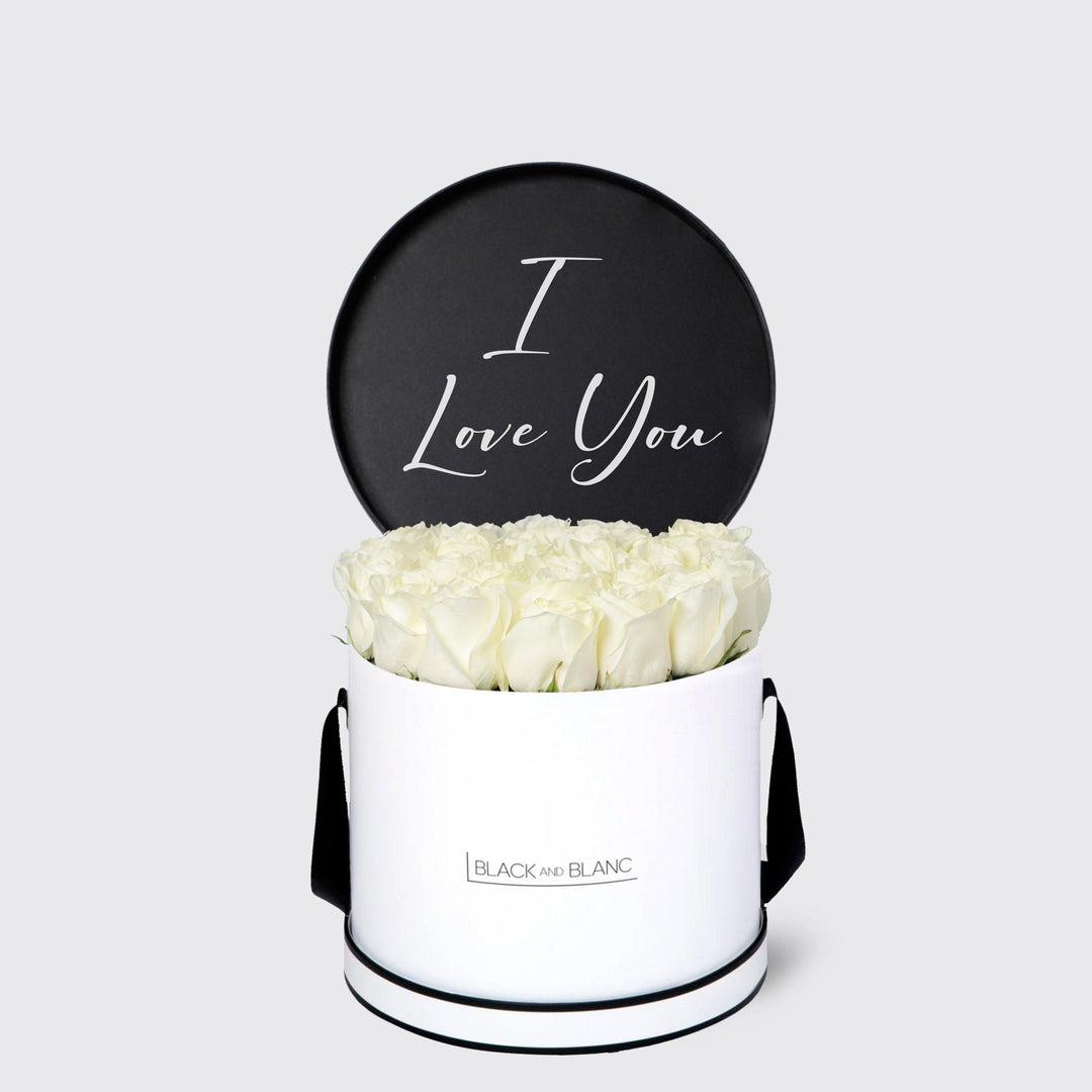 Circular white box with white roses and black disc saying I Love You from Texte De Fleur
