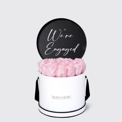 White box of pink roses with a black We’re Engaged sign from Texte De Fleur