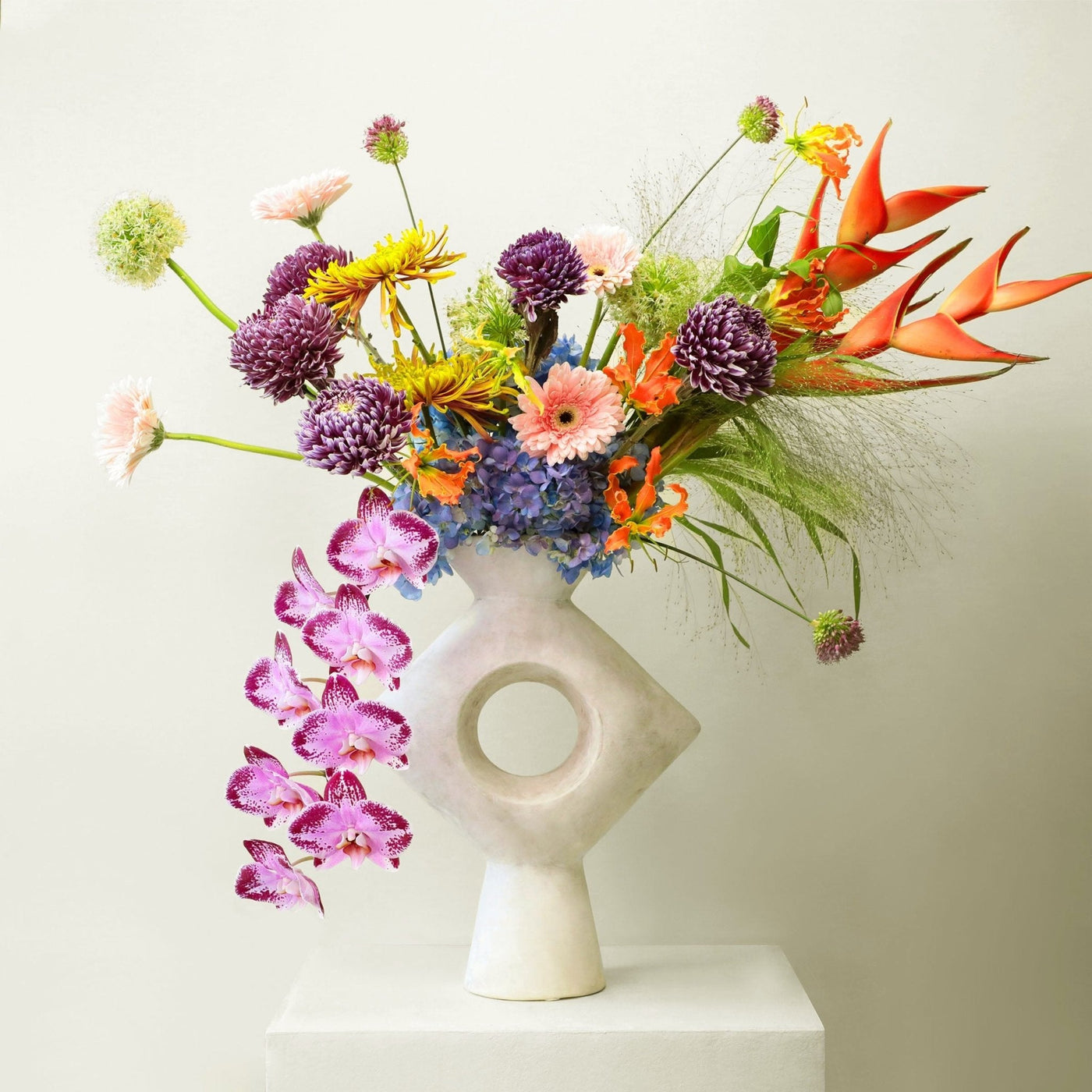 Tropical and Whisper in Vase - BLACK AND BLANC