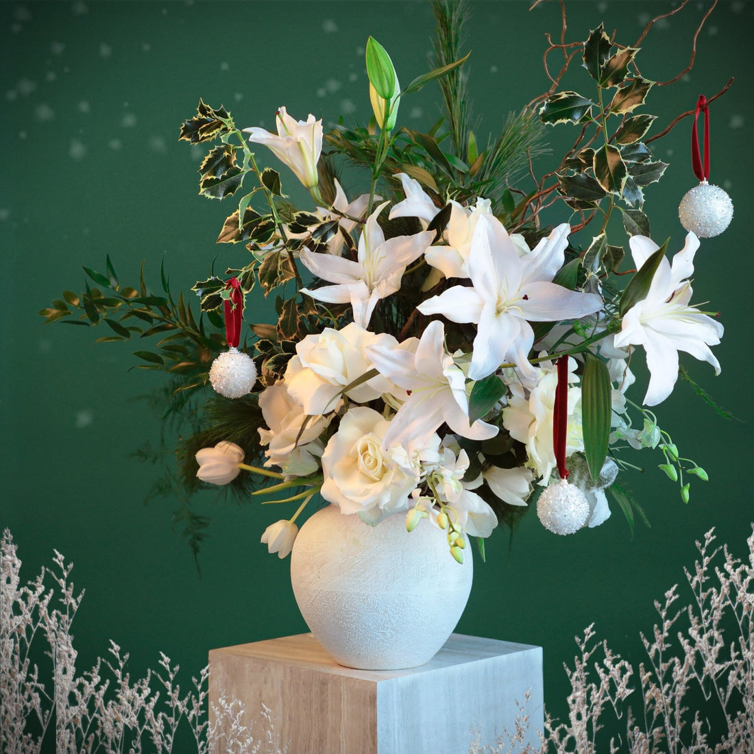 White Christmas in Vase - Fresh Flowers - BLACK AND BLANC