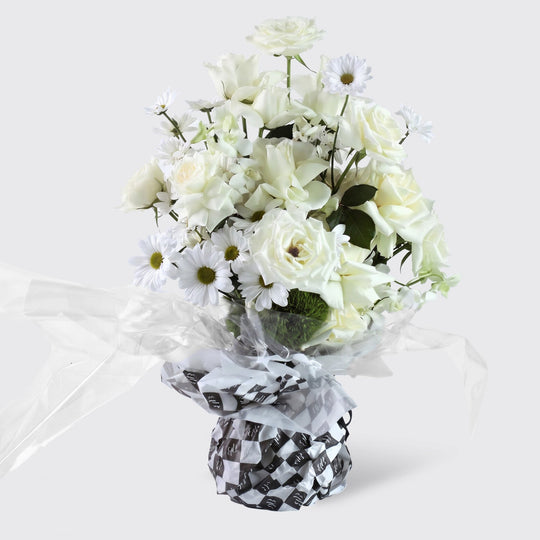 White Queen Bouquet - BLACK AND BLANC