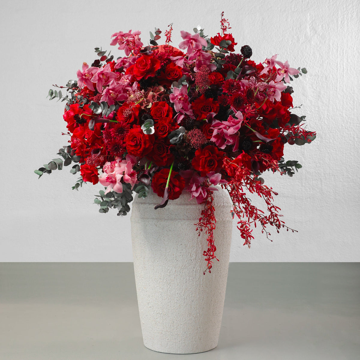 Zahra in Vase - BLACK AND BLANC